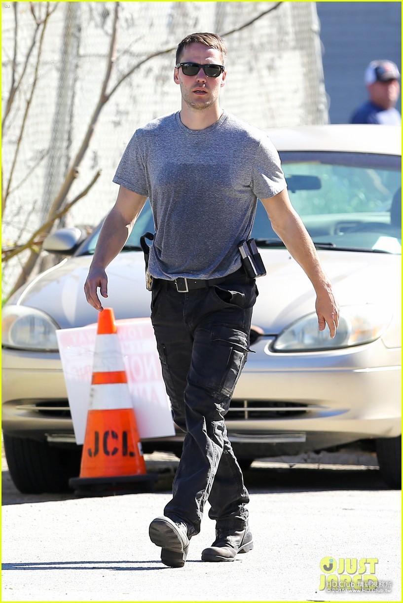 colin-farrell-wasnt-aware-man-bun-was-a-trend-10.jpg