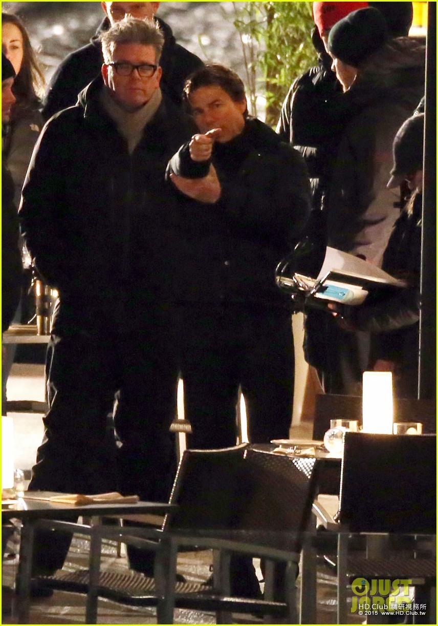 tom-cruise-locked-loaded-for-mission-impossible-5-08.jpg