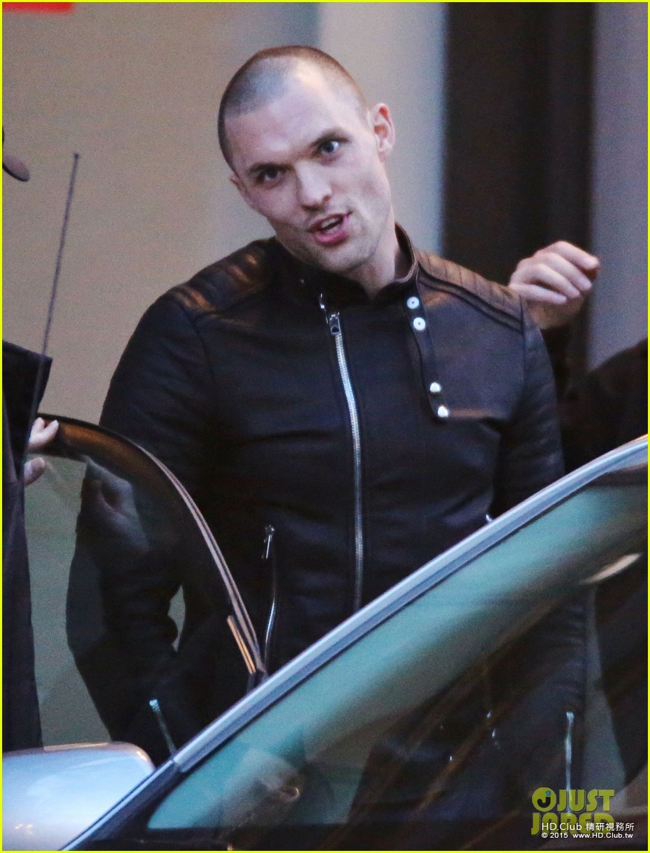 ryan-reynolds-gets-down-dirty-on-deadpool-movie-set-02.jpg