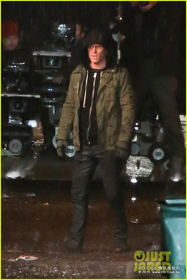 ryan-reynolds-gets-down-dirty-on-deadpool-movie-set-03.jpg