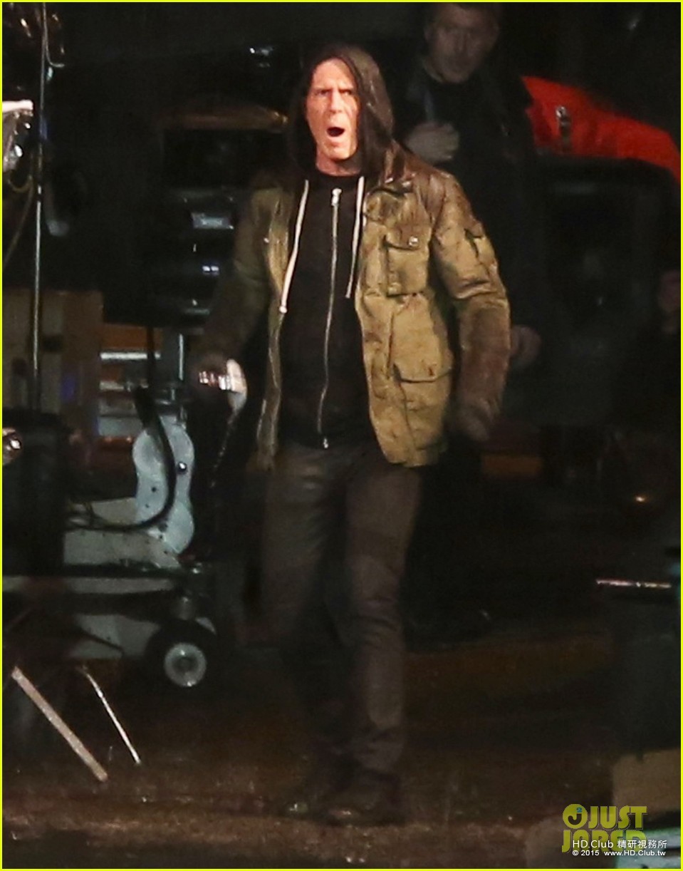 ryan-reynolds-gets-down-dirty-on-deadpool-movie-set-16.jpg