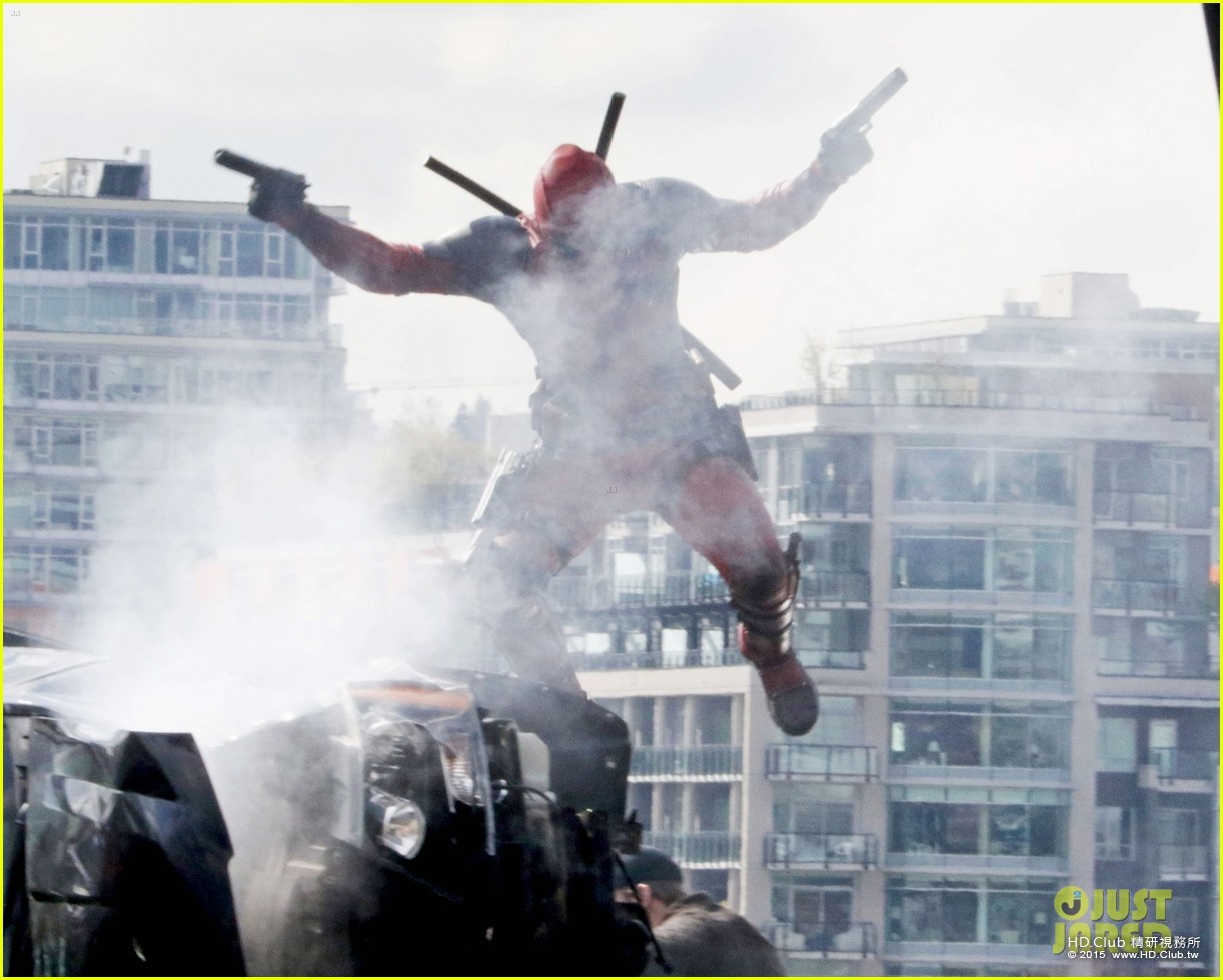 ryan-reynolds-full-deadpool-suit-gets-pictured-on-set-05.jpg
