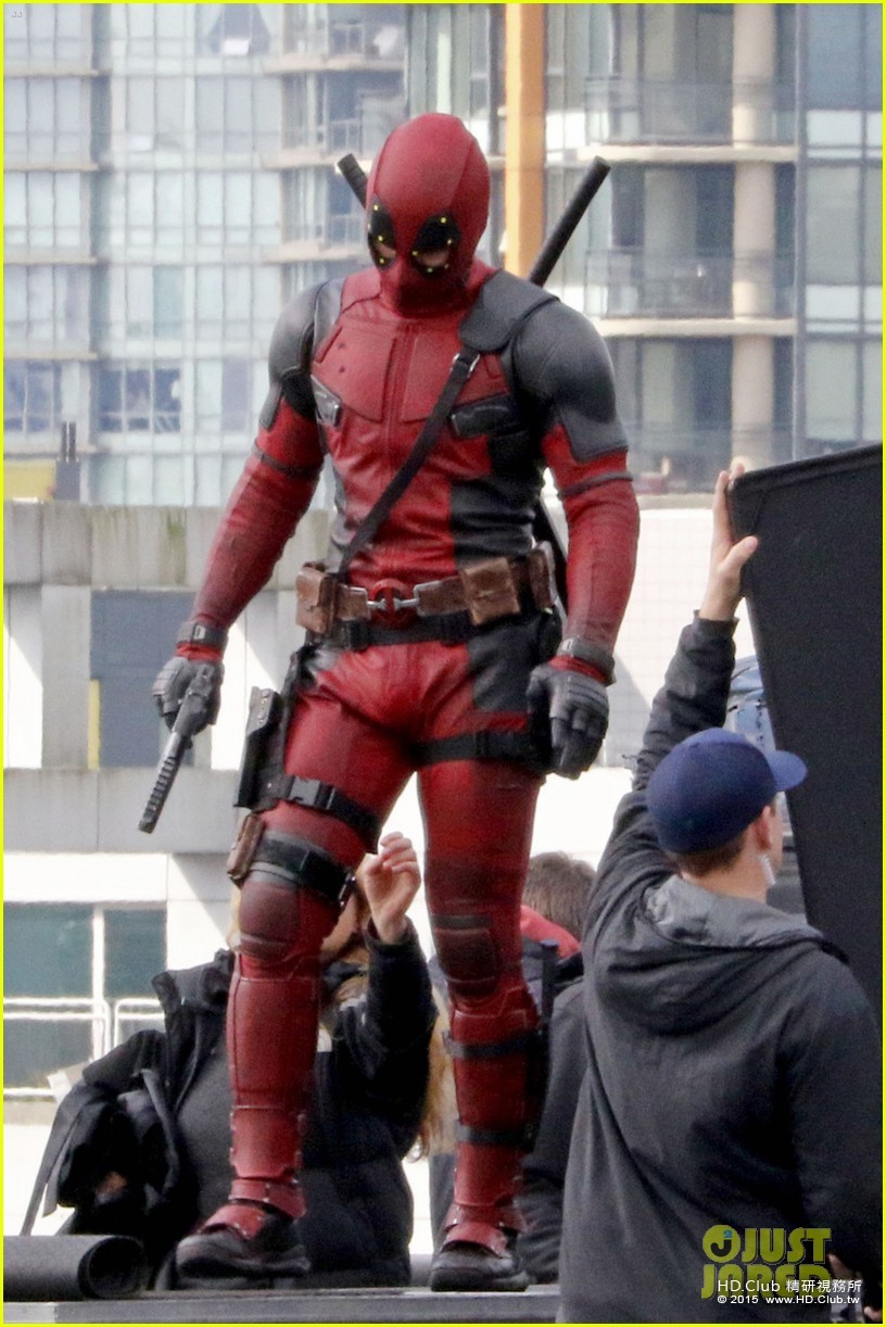 ryan-reynolds-full-deadpool-suit-gets-pictured-on-set-01.jpg