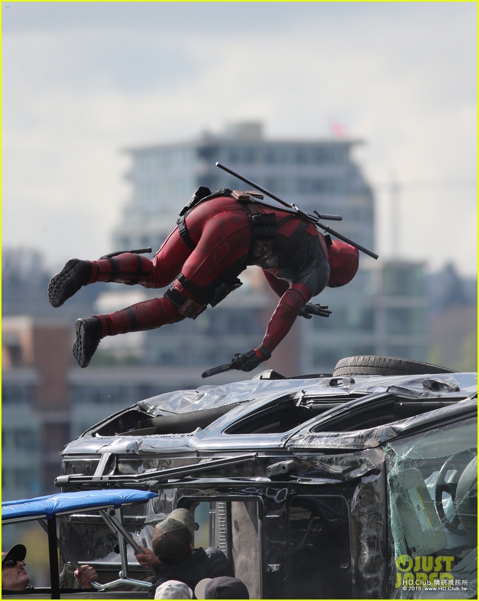 ryan-reynolds-full-deadpool-suit-gets-pictured-on-set-16.jpg