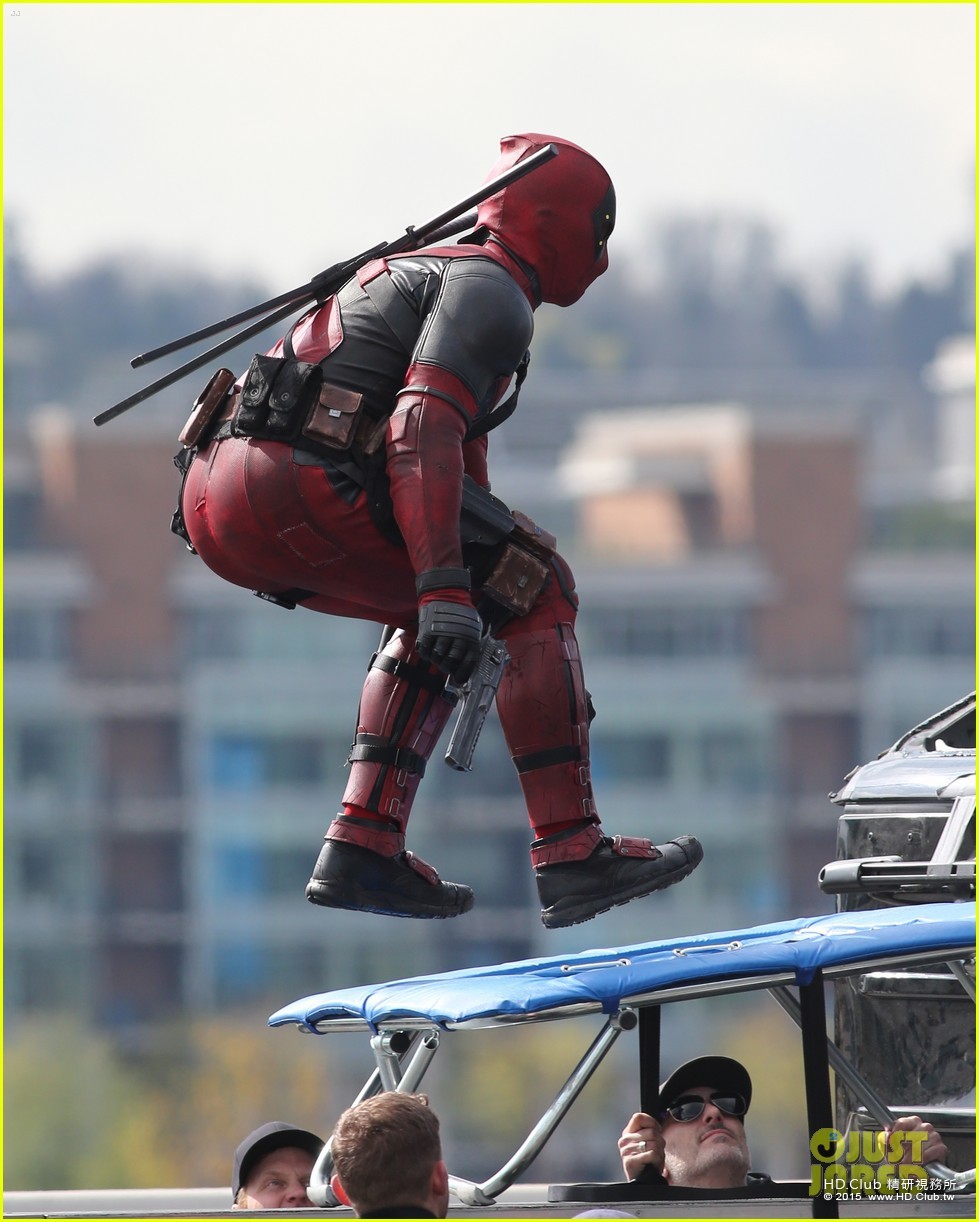 ryan-reynolds-full-deadpool-suit-gets-pictured-on-set-14.jpg