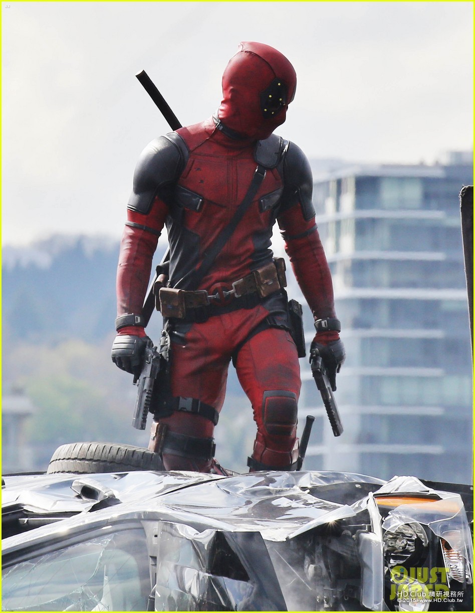 ryan-reynolds-full-deadpool-suit-gets-pictured-on-set-21.jpg