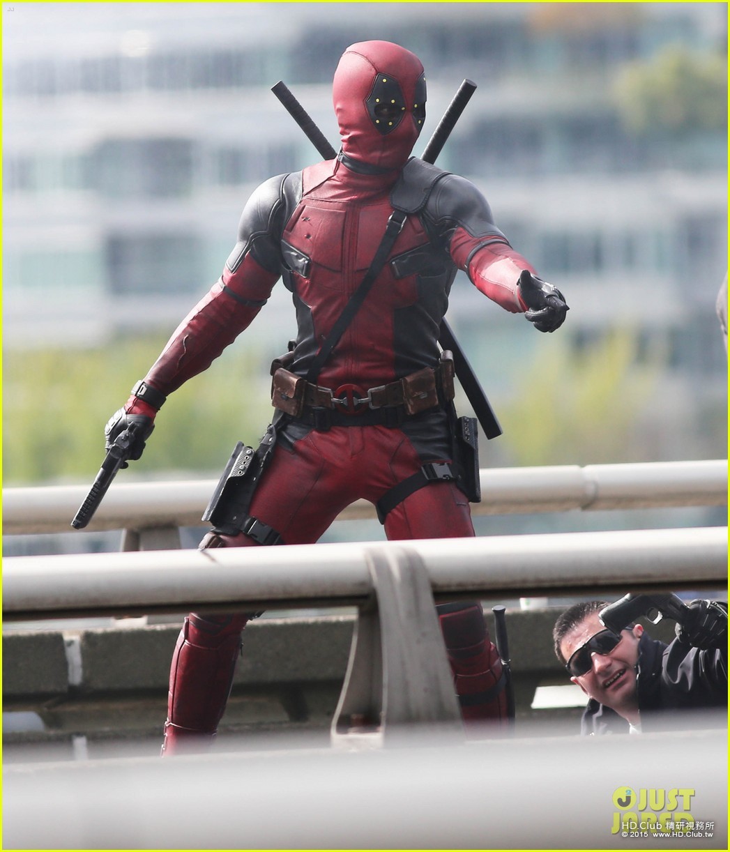 ryan-reynolds-full-deadpool-suit-gets-pictured-on-set-19.jpg