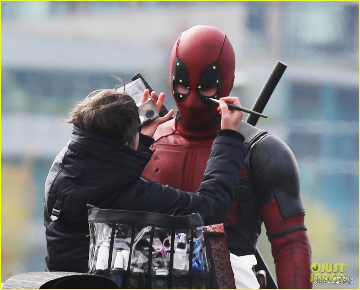 ryan-reynolds-full-deadpool-suit-gets-pictured-on-set-29.jpg