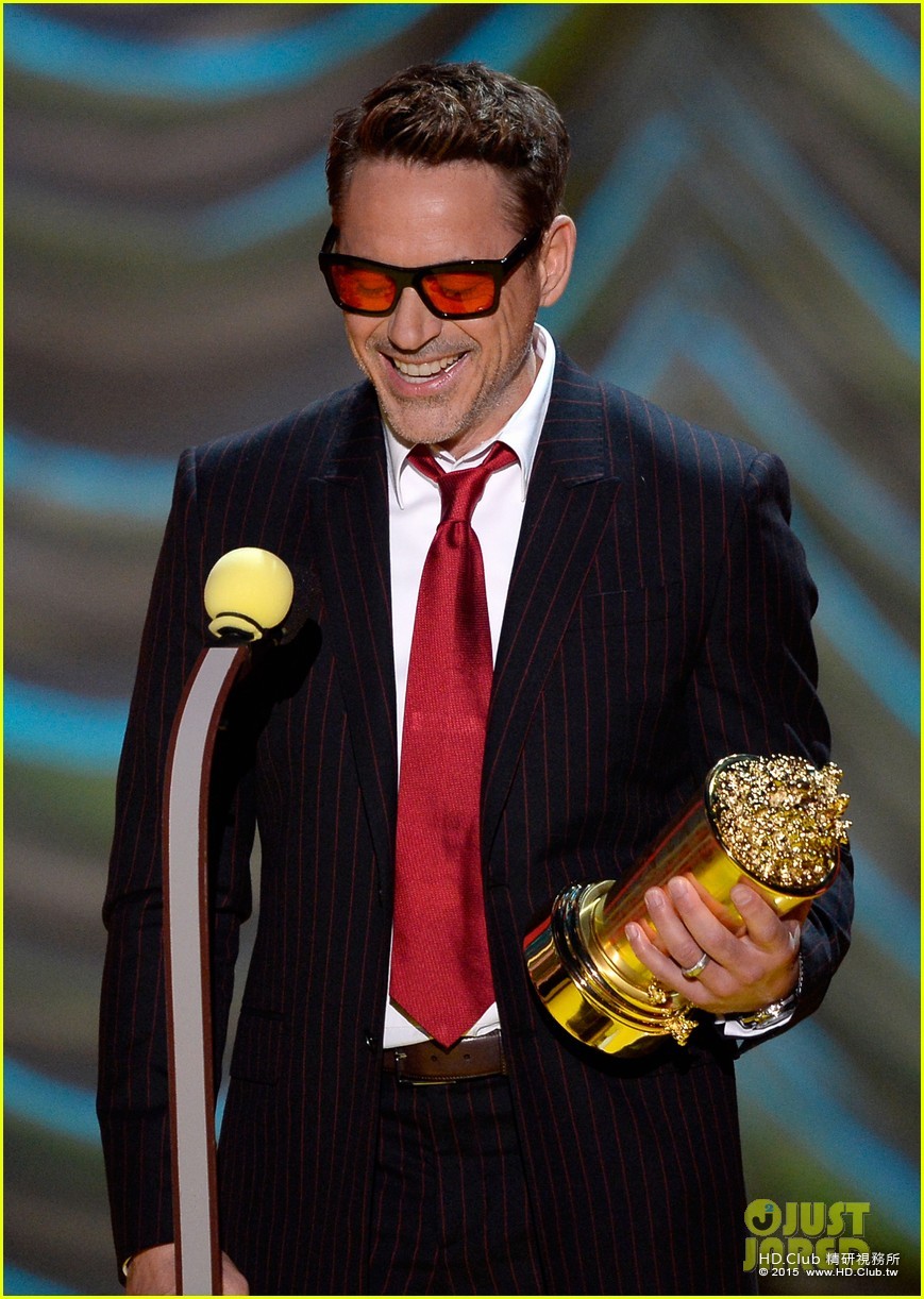 avengers-age-of-ultron-cast-assemble-mtv-movie-awards-01.jpg