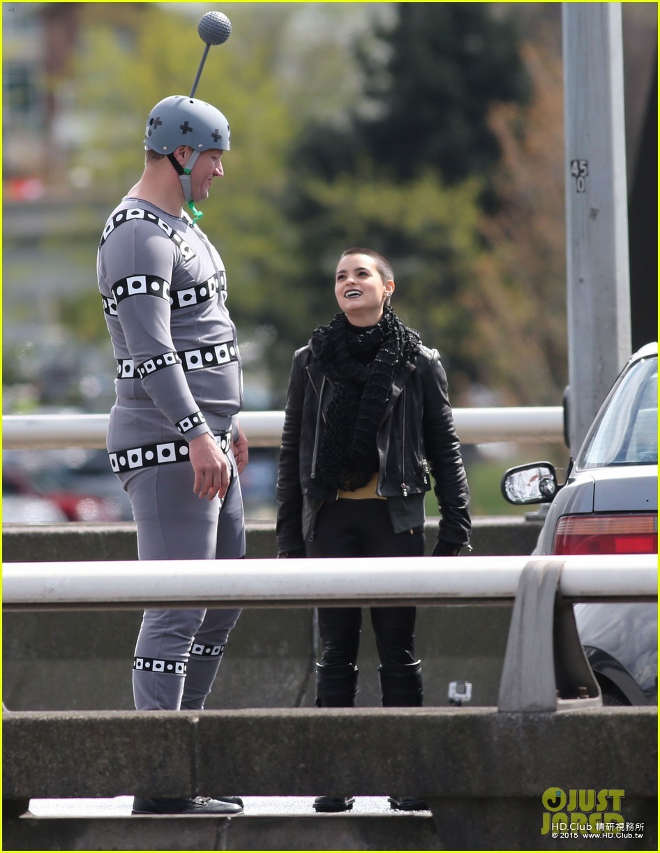 ryan-reynolds-brianna-hildebrand-deadpool-19.jpg