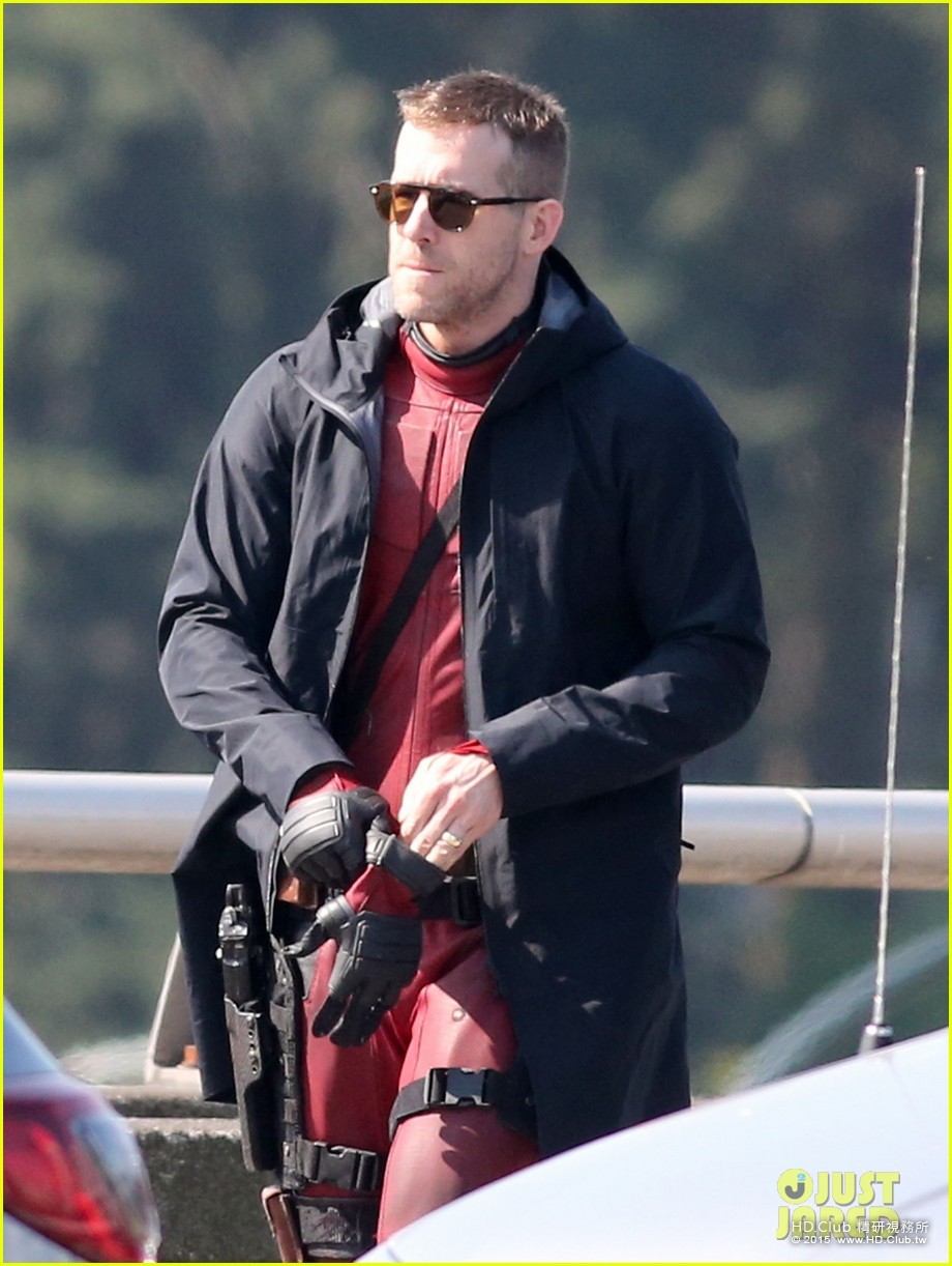 ryan-reynolds-meets-mayor-at-deadpool-set-10.jpg