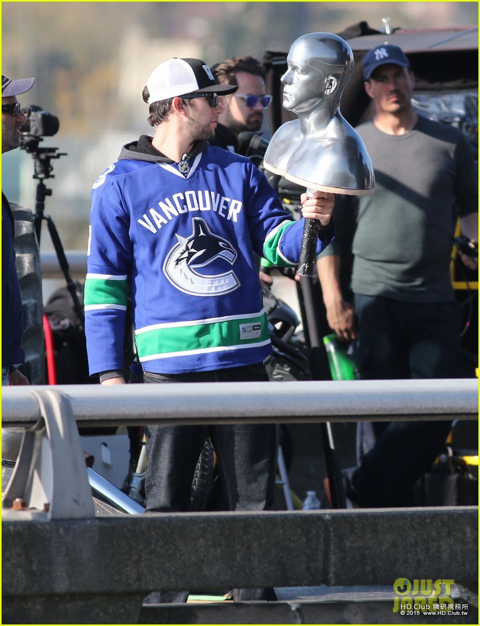 ryan-reynolds-meets-mayor-at-deadpool-set-14.jpg