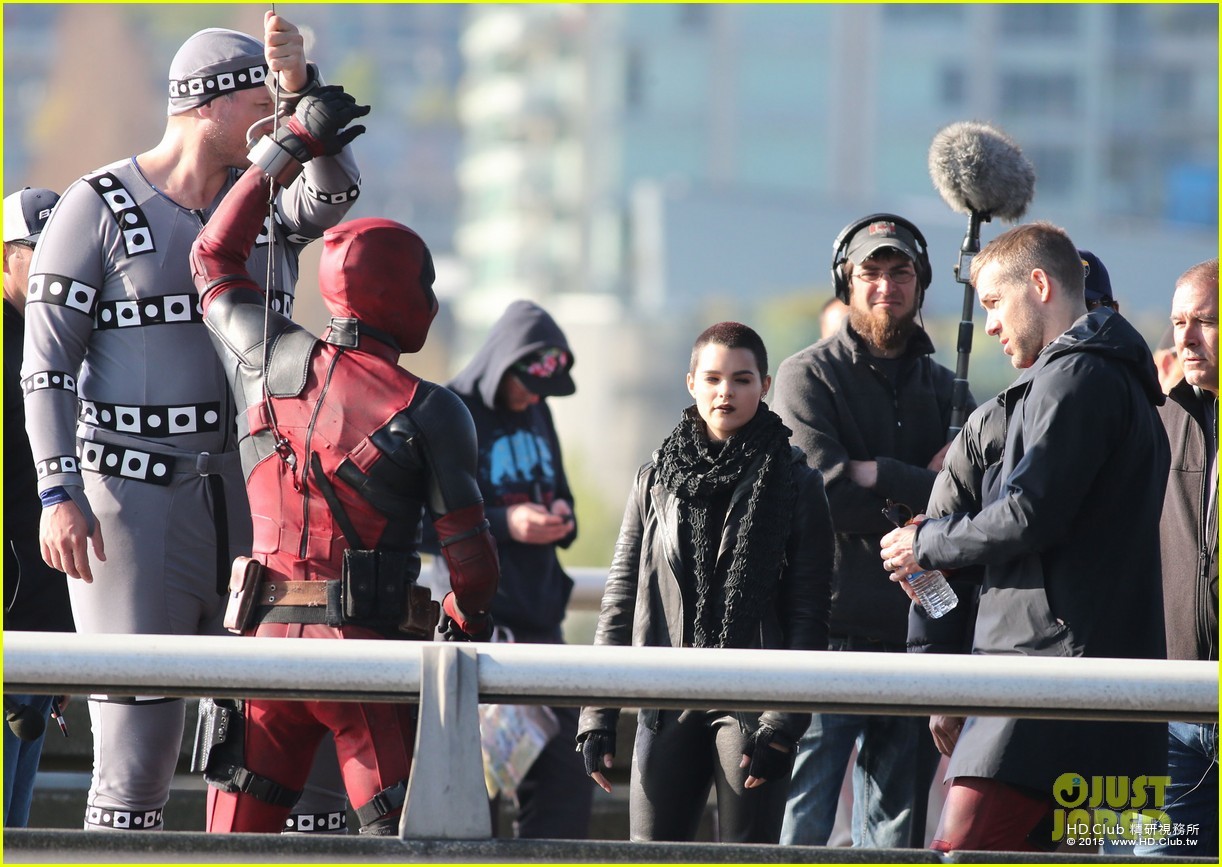 ryan-reynolds-meets-mayor-at-deadpool-set-12.jpg