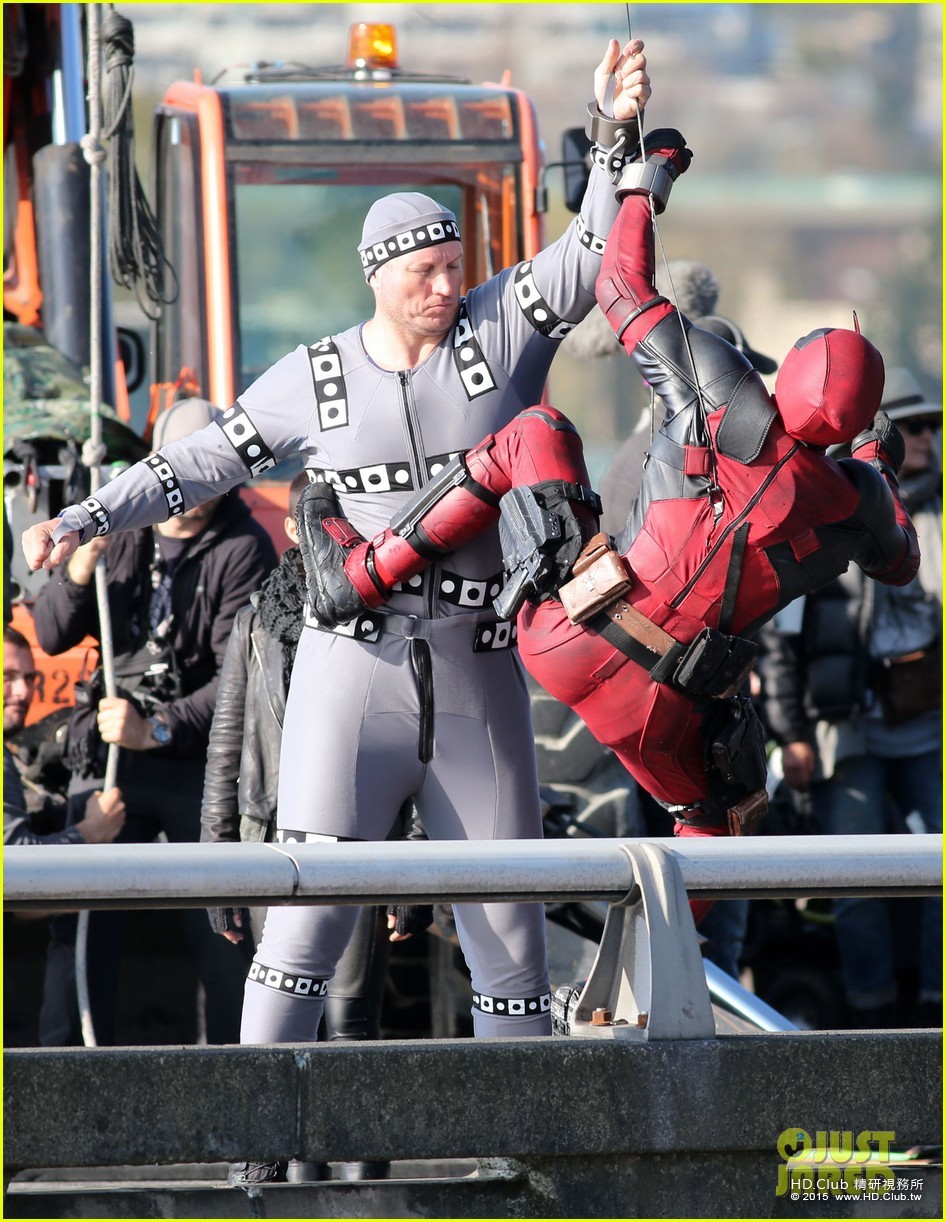 ryan-reynolds-meets-mayor-at-deadpool-set-02.jpg