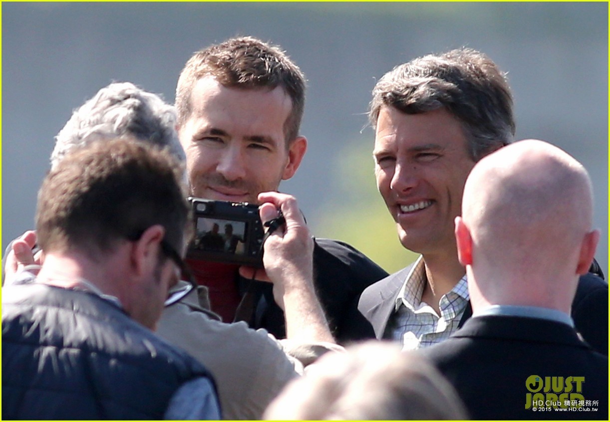 ryan-reynolds-meets-mayor-at-deadpool-set-08.jpg