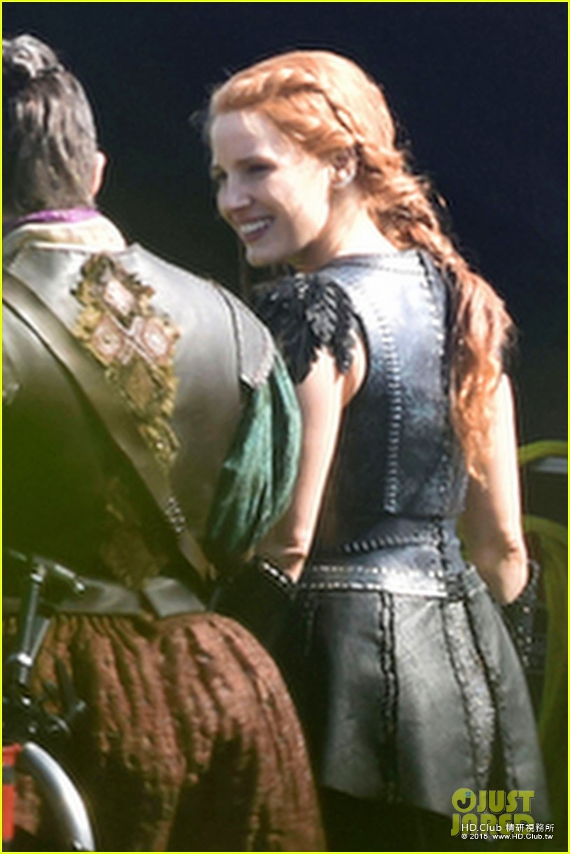 chris-hemsworth-jessica-chastain-armor-up-for-huntsman-01.jpg