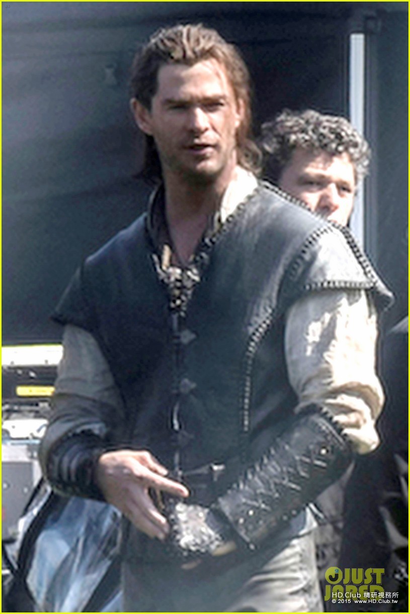 chris-hemsworth-jessica-chastain-armor-up-for-huntsman-03.jpg