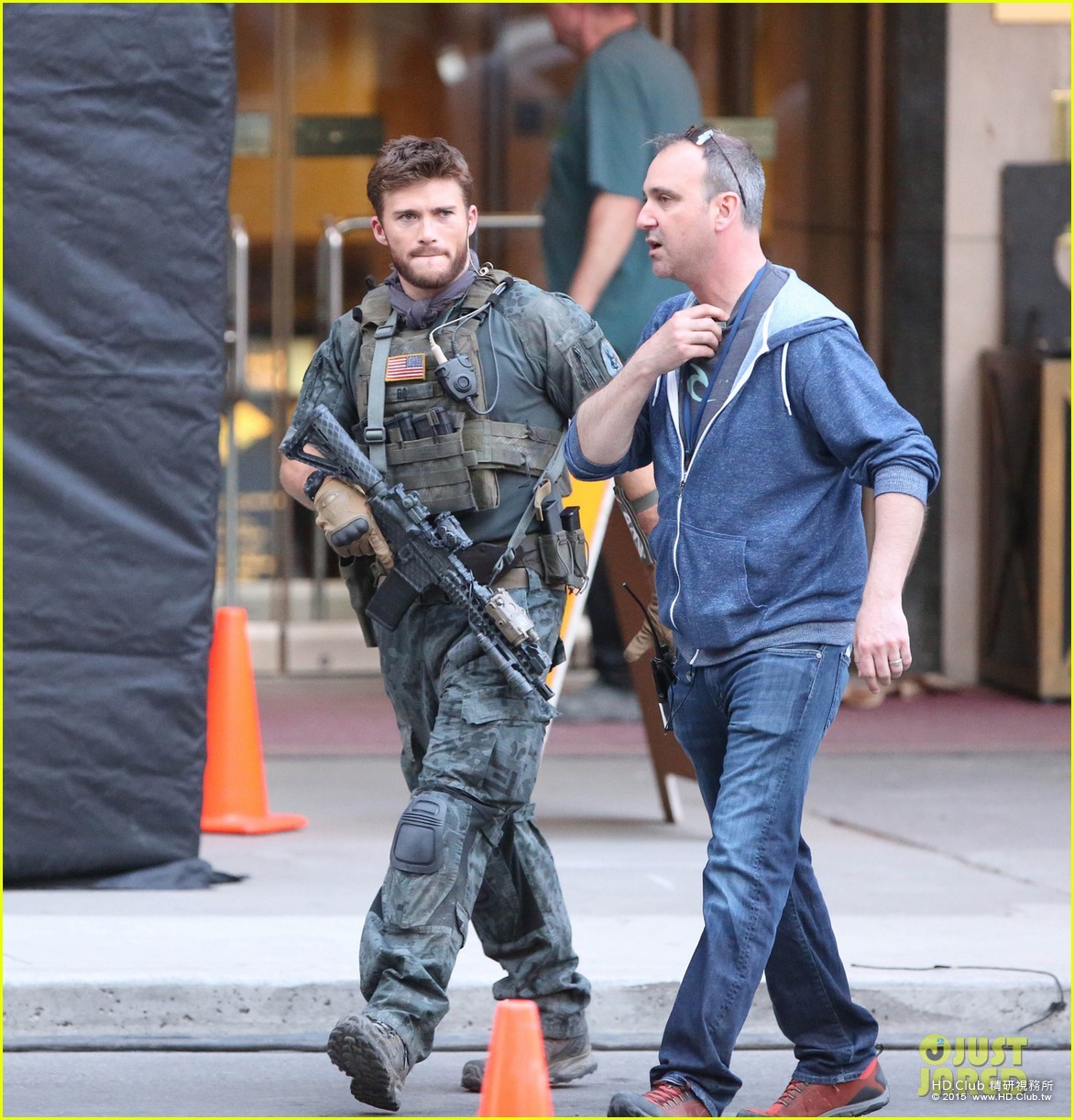 scott-eastwood-photographed-in-costume-suicide-squad-set-01.jpg