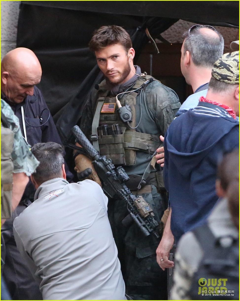 scott-eastwood-photographed-in-costume-suicide-squad-set-03.jpg