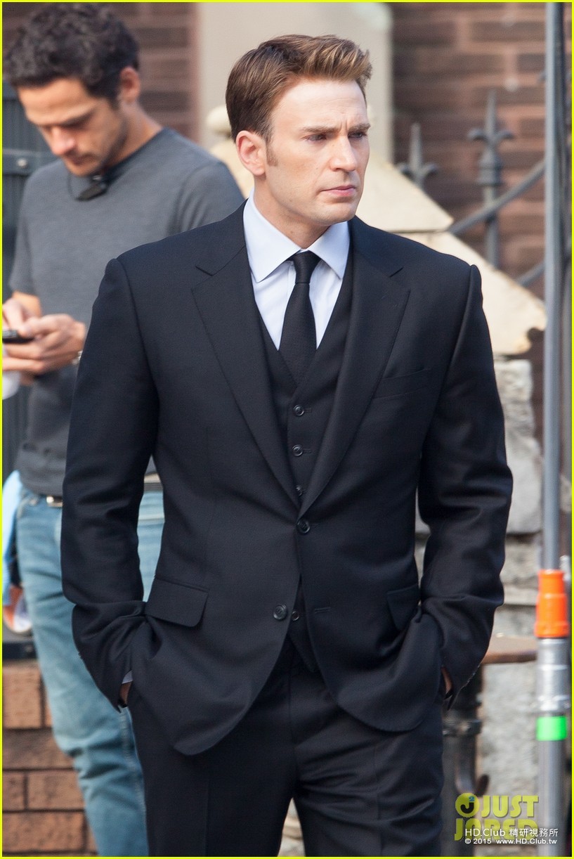 chris-evans-first-captain-america-on-set-photos-02.jpg