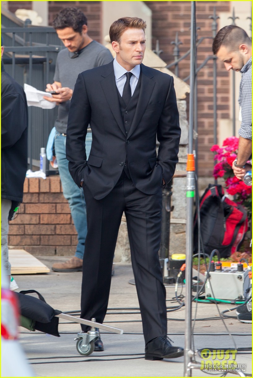 chris-evans-first-captain-america-on-set-photos-21.jpg