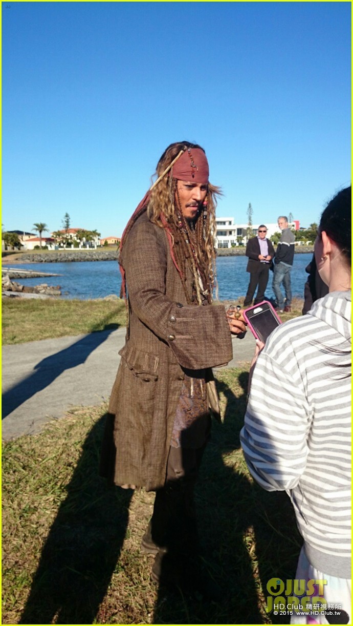 johnny-depp-channels-jack-sparrow-for-sweet-fan-encounter-02.JPG