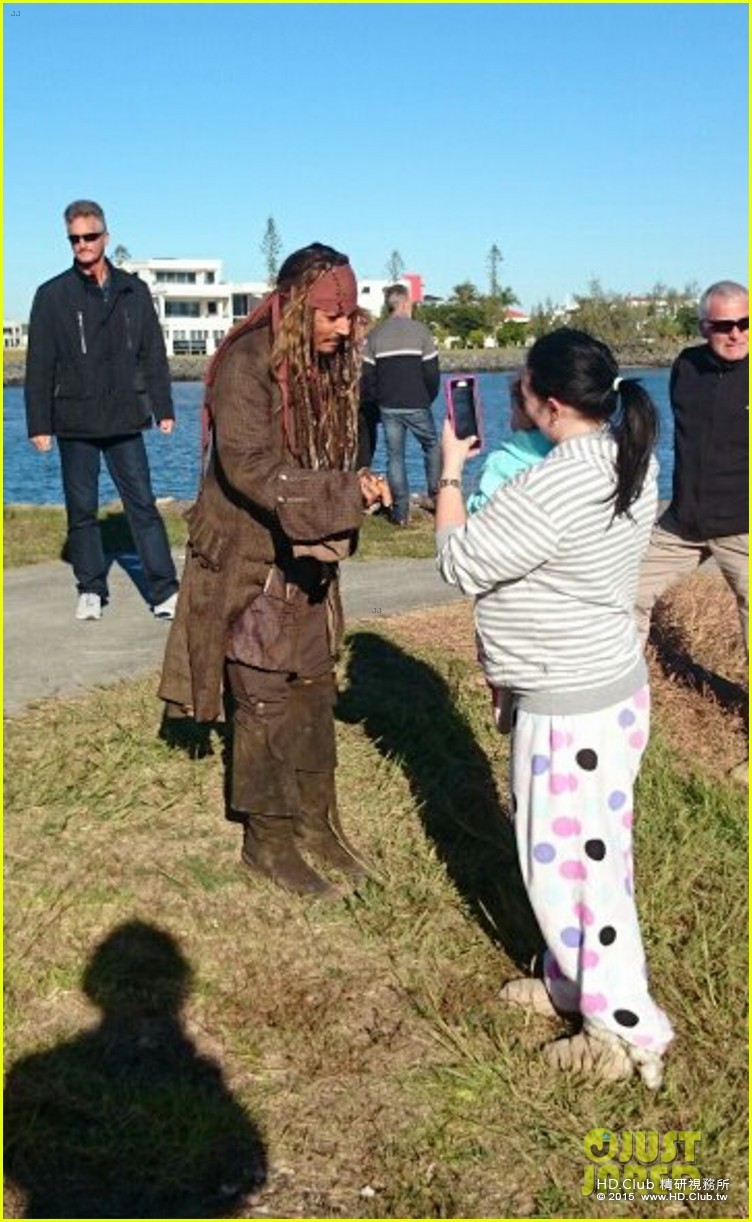 johnny-depp-channels-jack-sparrow-for-sweet-fan-encounter-04.JPG