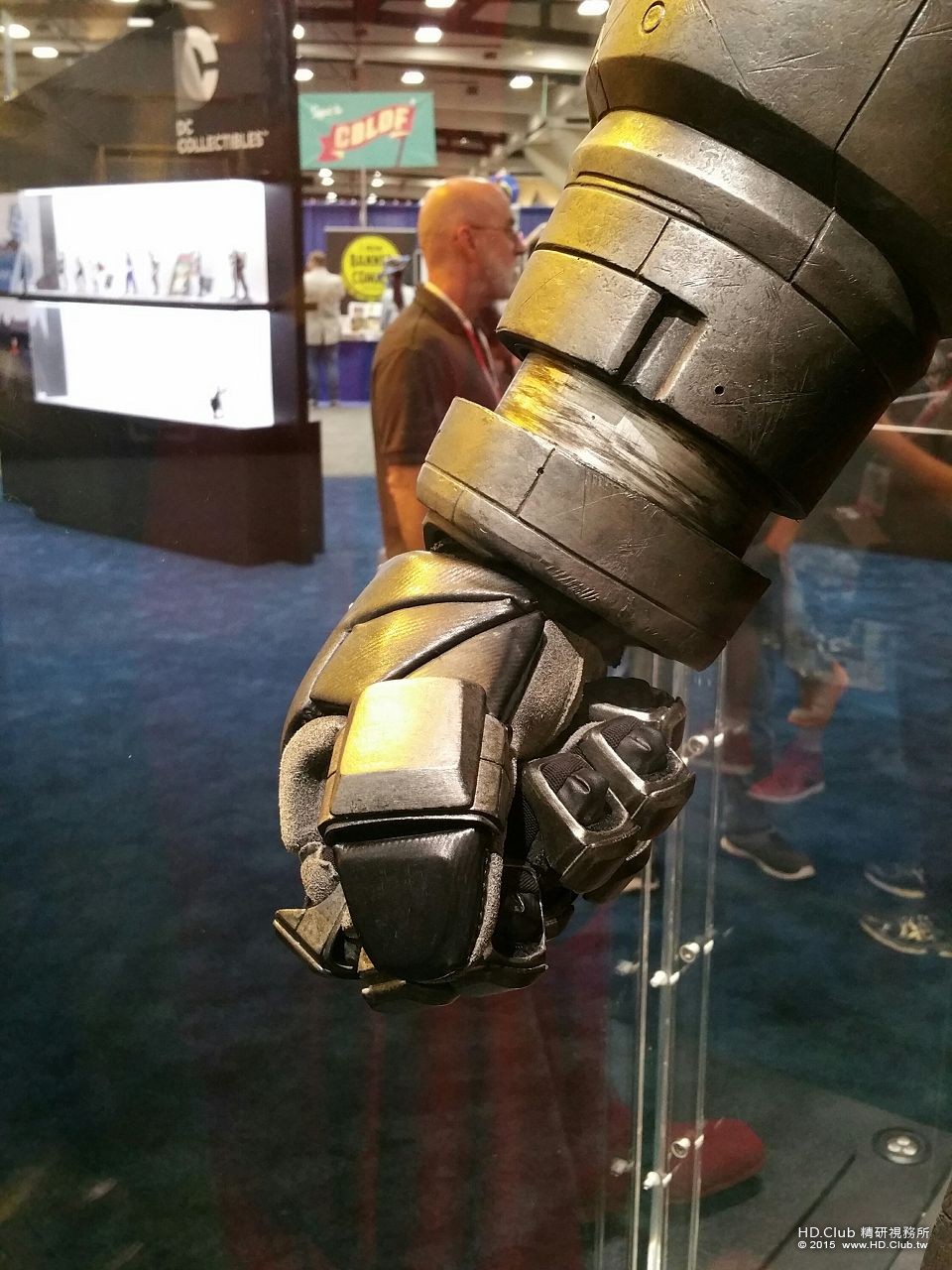 batman-v-superman-armor-comic-con-2015-image.jpg