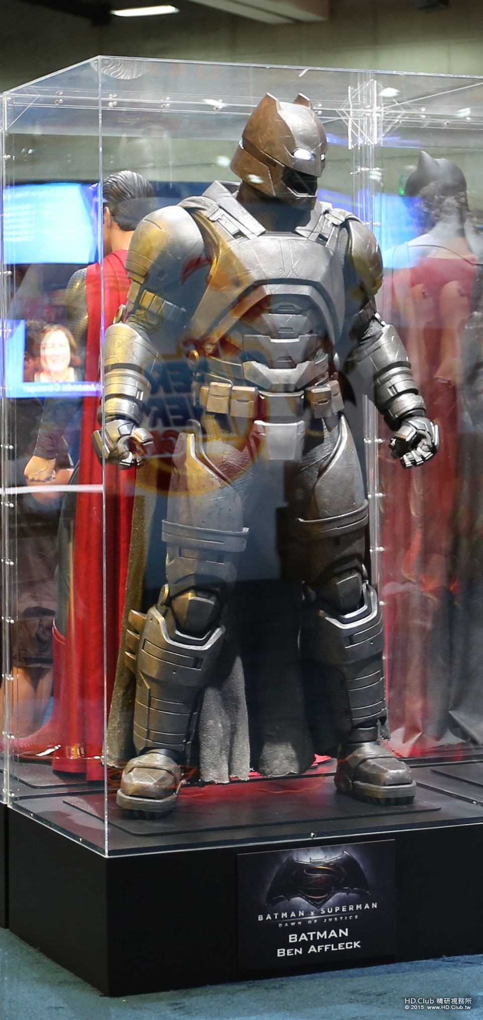 batman-v-superman-armor-comic-con-image.jpg