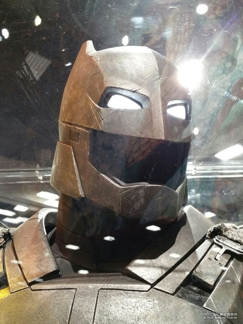 batman-v-superman-armor-helmet-image-comic-con.jpg