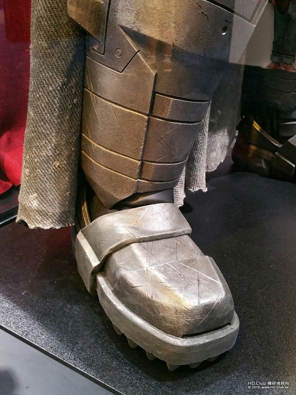 batman-v-superman-armor-image-comic-con-closeup.jpg