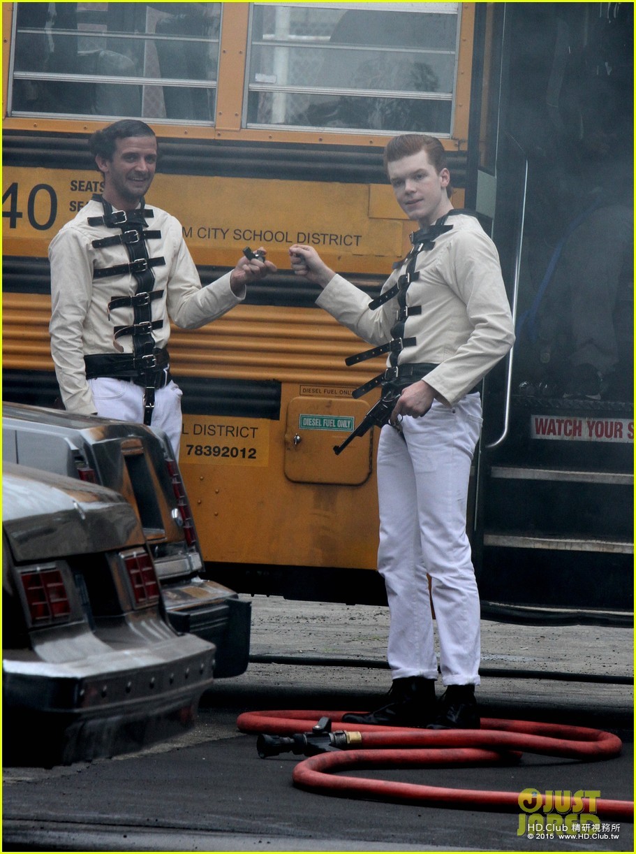 cameron-monaghan-wears-a-straight-jacket-for-joker-on-gotham-03.jpg