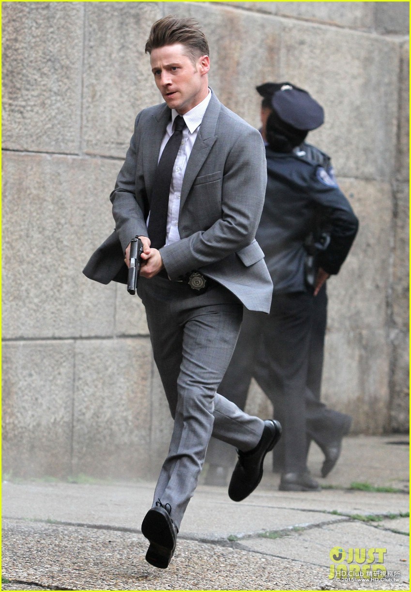 cameron-monaghan-wears-a-straight-jacket-for-joker-on-gotham-05.jpg