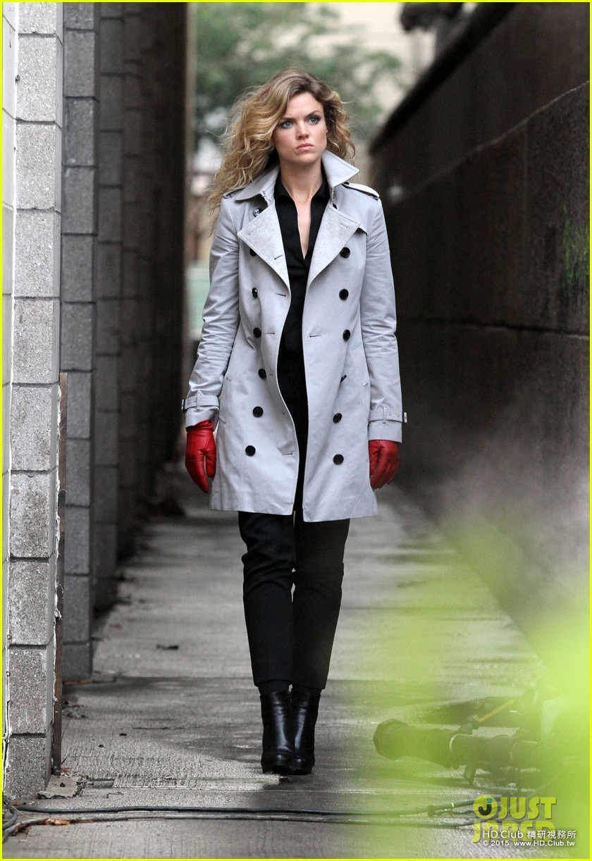cameron-monaghan-wears-a-straight-jacket-for-joker-on-gotham-11.jpg