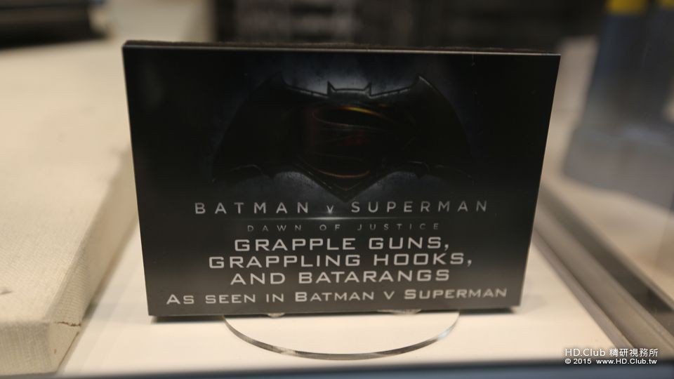 batman-vs-superman-grapple-gun-11.jpg