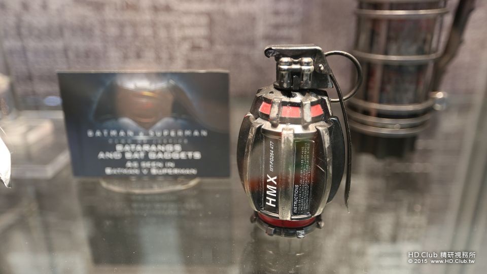 batman-vs-superman-grenade-launcher-sticky-bombs-2.jpg