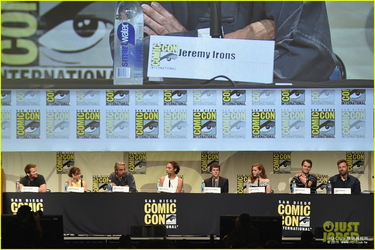 ben-affleck-makes-first-post-split-appearance-at-comic-con-32.jpg