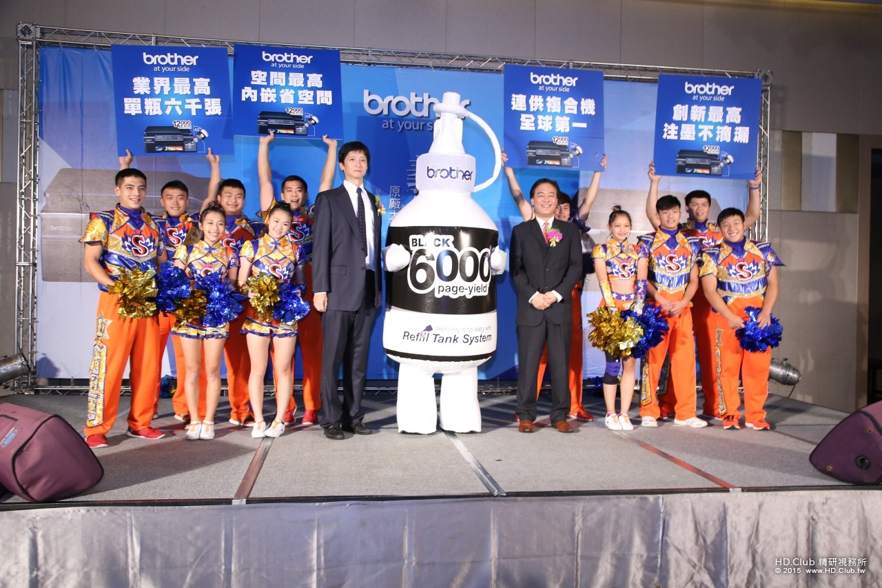 小幡勇二董事長與野地勳先生和連供哥與世新拉拉隊合照.jpg