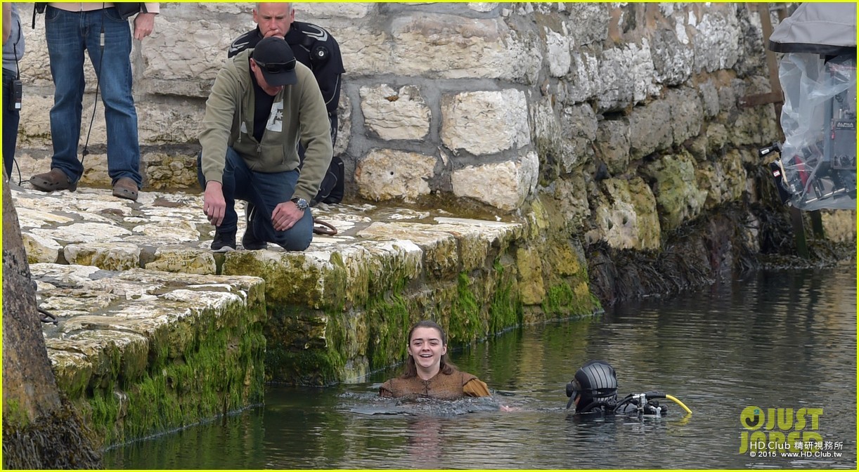 maisie-williams-films-swimming-scene-for-game-of-thrones-01.jpg