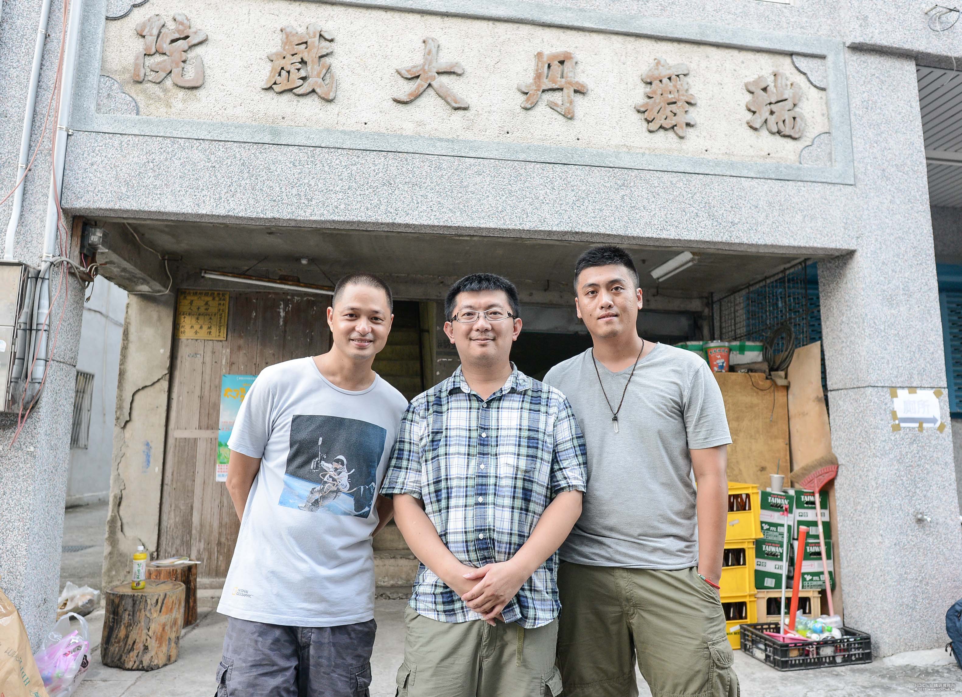 左起鄭有傑瑞舞丹戲院老闆陳威僑勒嘎導演.jpg