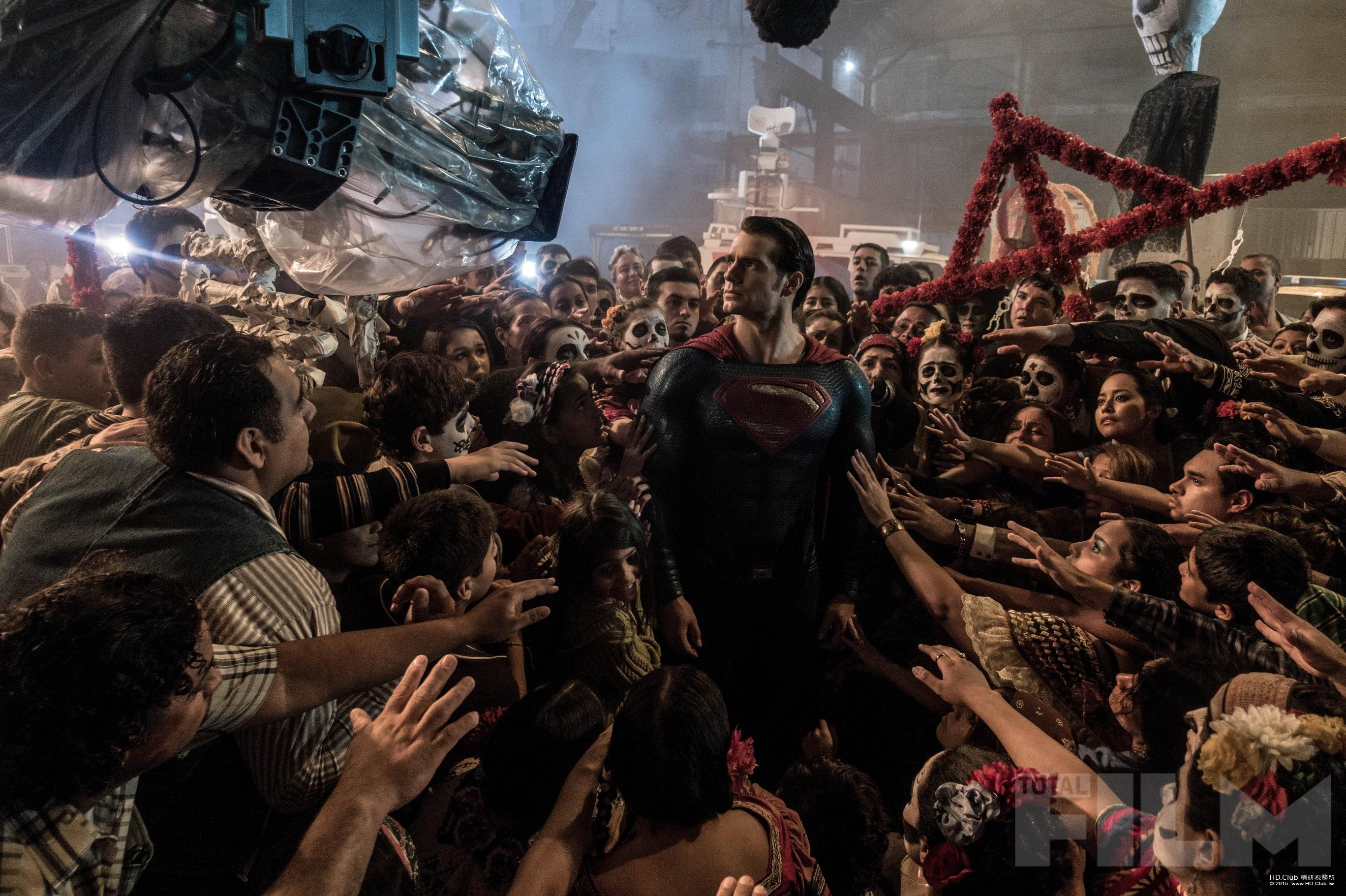 batman-v-superman-henry-cavill-set-photo.jpg