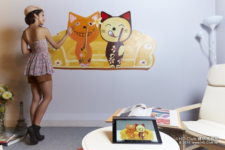 【Lenovo聯想新聞照片六】Yoga Tab 3 Pro將投影鏡頭設置於轉軸可進行180度旋轉,最大.jpg 【Lenovo聯想新聞照片六】Yoga Tab 3 Pro將投影鏡頭設置於轉軸可進行180度旋轉,最大.jpg