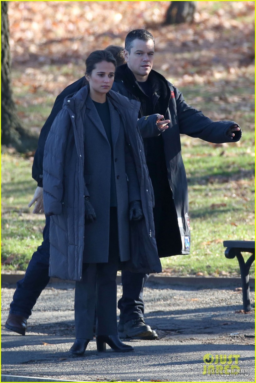 matt-damon-shares-a-few-laughs-on-bourne-set-13.jpg
