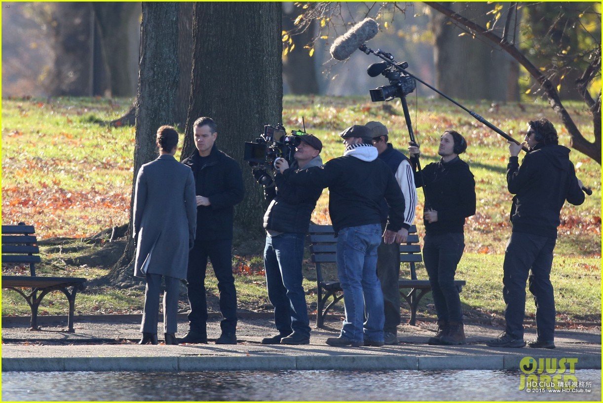 matt-damon-shares-a-few-laughs-on-bourne-set-23.jpg