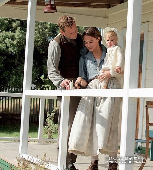 the-light-between-oceans-michael-fassbender-alicia-vikander.jpg