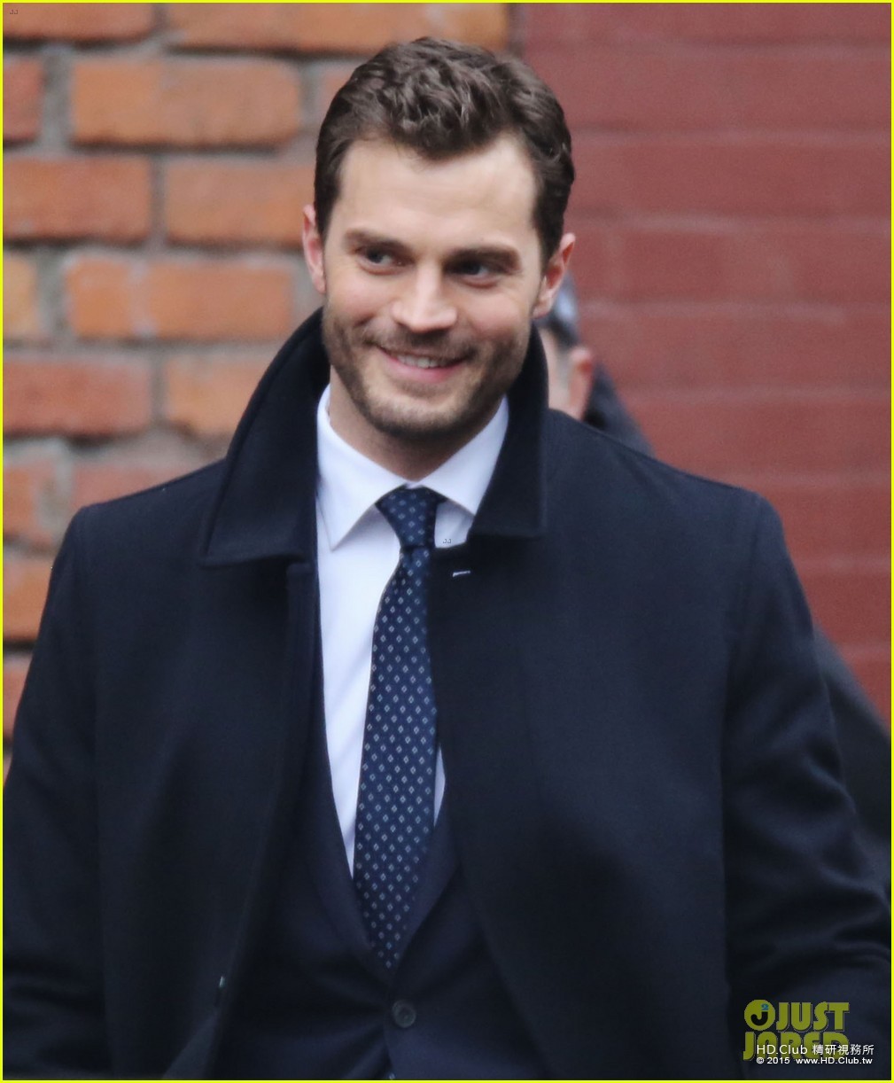 jamie-dornan-consoles-dakota-johnson-on-fifty-shades-darker-set-04.jpg