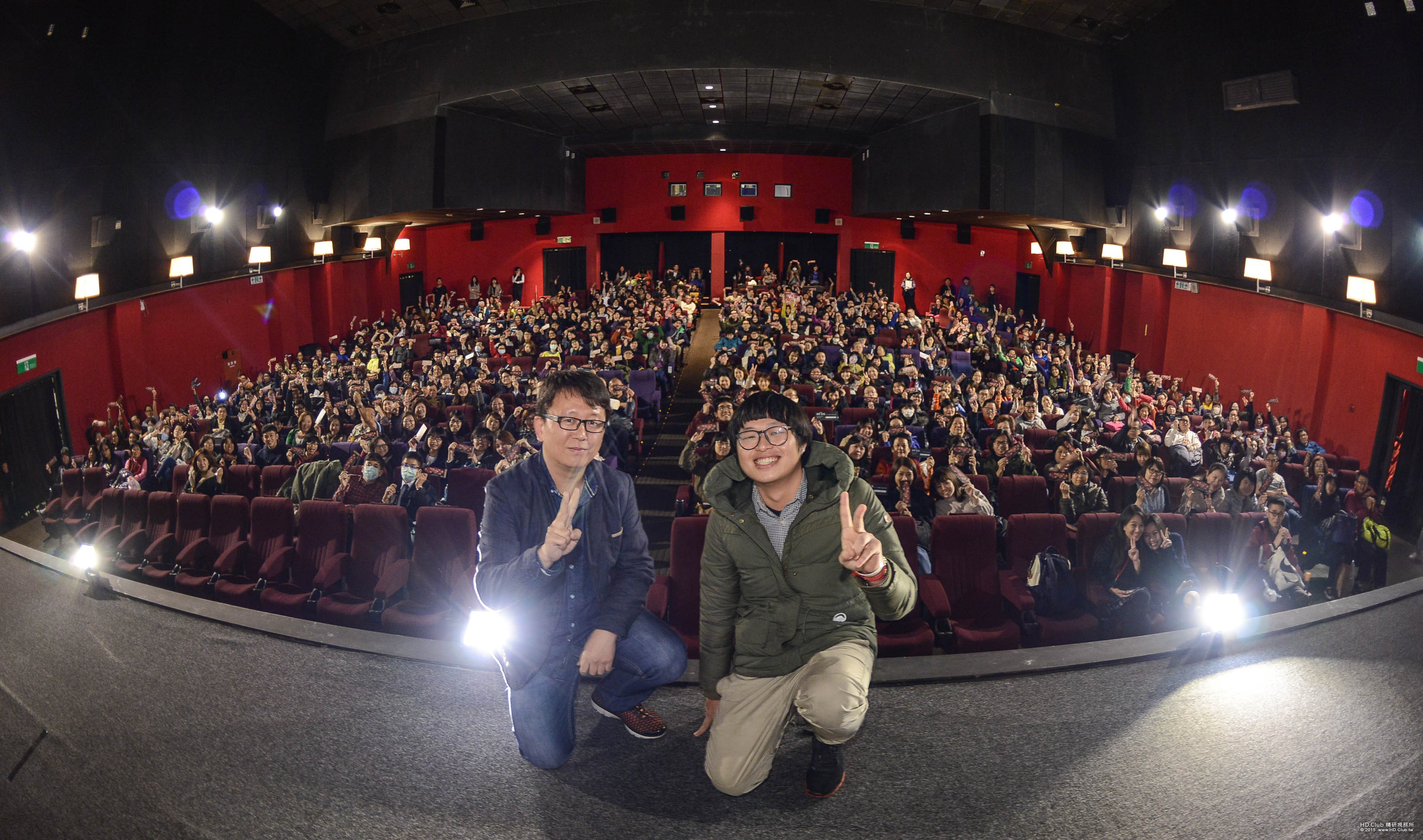 《我們的那時此刻》首映會映後楊力州和影癡姚登元和現場觀眾合影.jpg.jpg