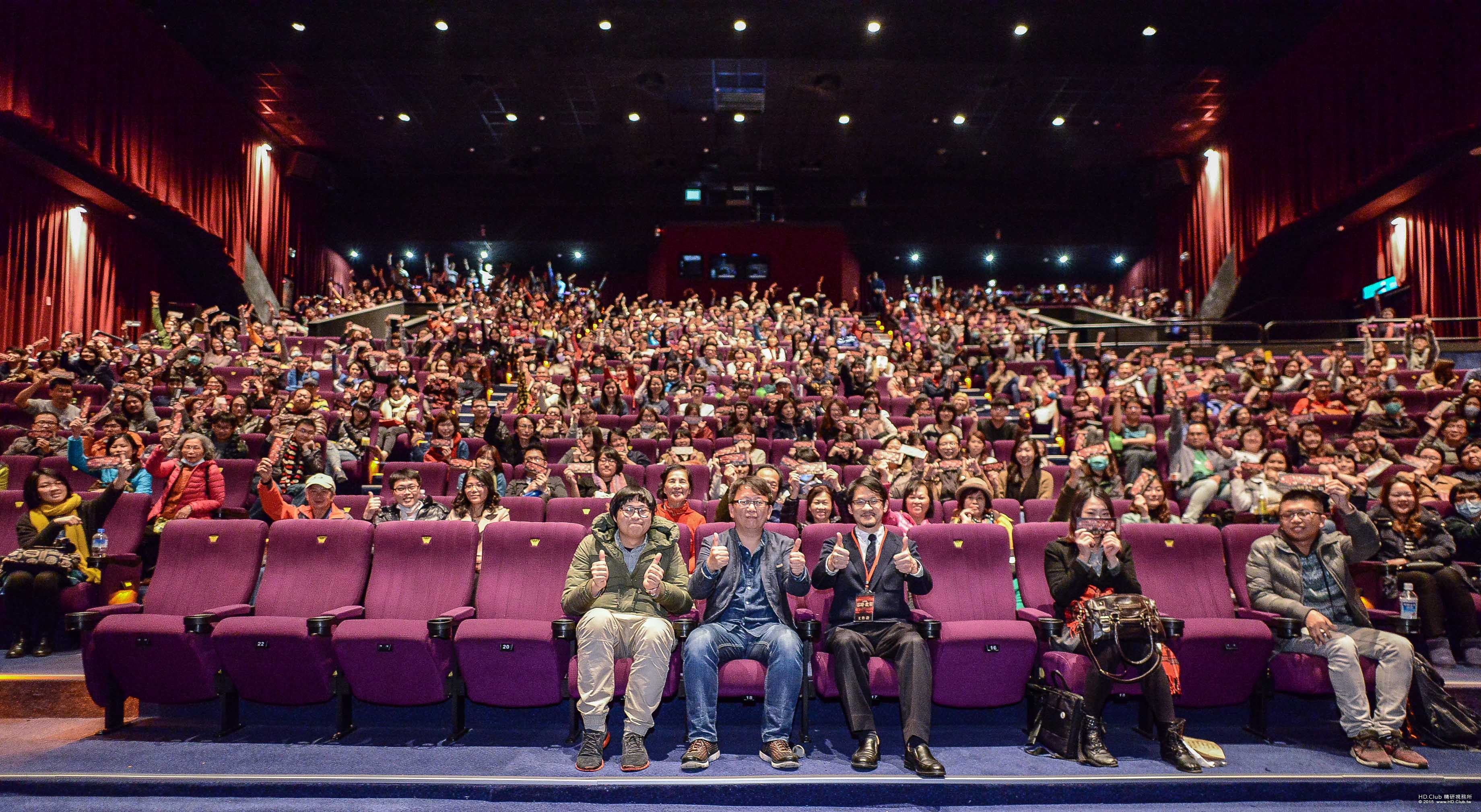 《我們的那時此刻》首映會場場爆滿，姚登元、楊力州、蔣顯斌與現場觀眾大合照.jpg.jpg