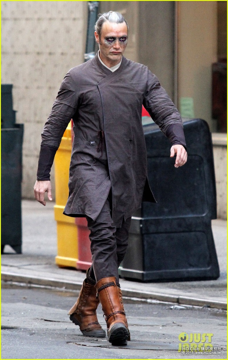 mads-mikkelsen-benedict-cumberbatch-dr-strange-set-03.jpg