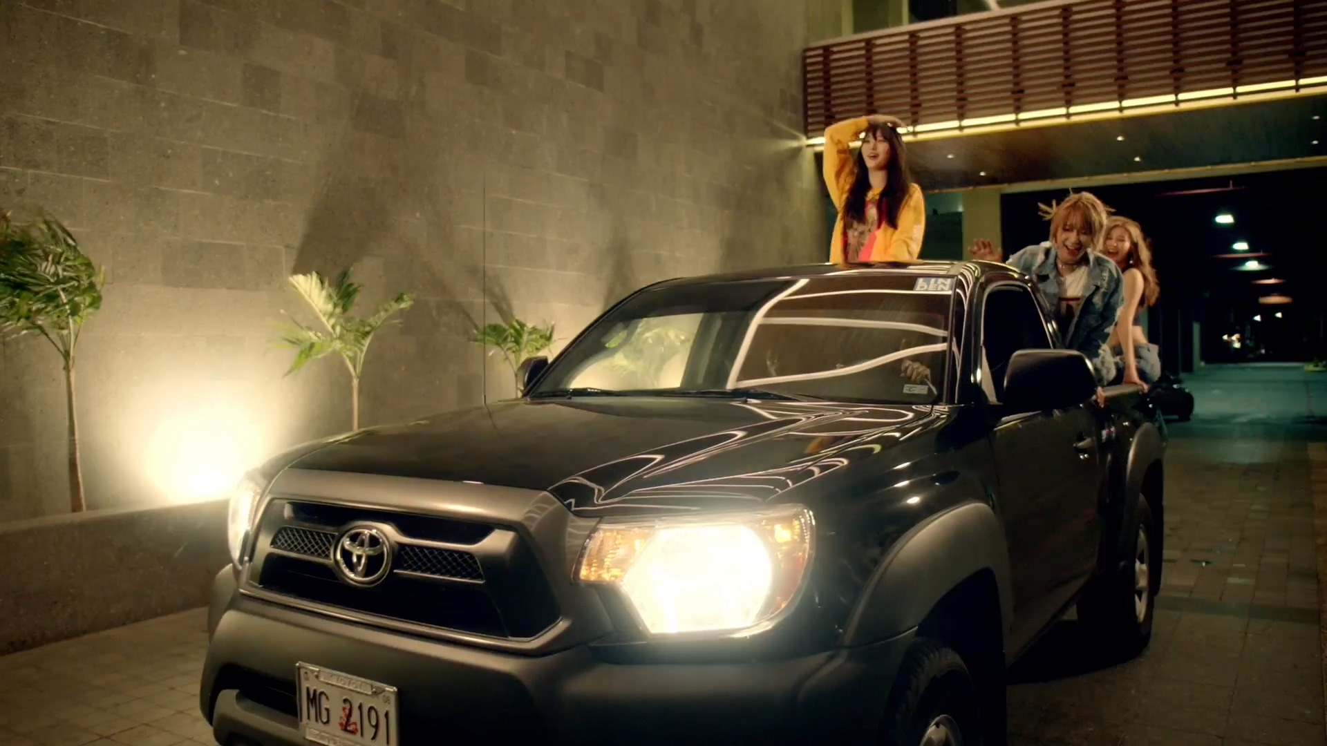 AOA - Good Luck Music Video.mp4_20160516_104406.953.jpg